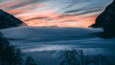 水体群山环绕摄影

